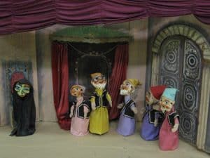 תמונה של תיאטרון הבובות שבנה דן אמיתי להצגה "שלגיה ושבעת הגמדים" שהוצגה בחג ה-60 לשריד.