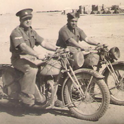 תמונה של טורי על האופנוע במצרים