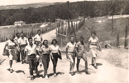 תמונה של חלק מחברי קיבוץ ה' נכנסים לראשונה בשערי שריד השנה 1941