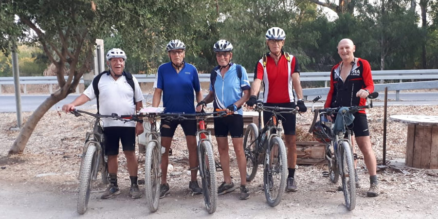 תמונה של קבוצת רוכבי האופניים הגימלאים