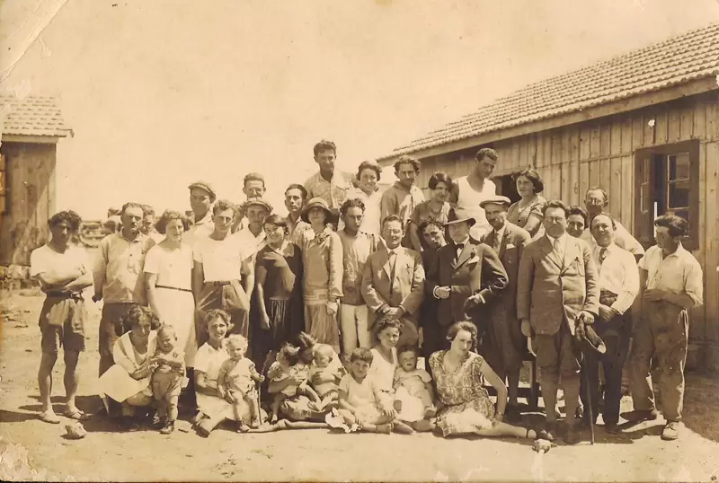 1928 - משלחת נפגשת עם ראשוני שריד. עומד ראשון משמאל - משה פרסי.